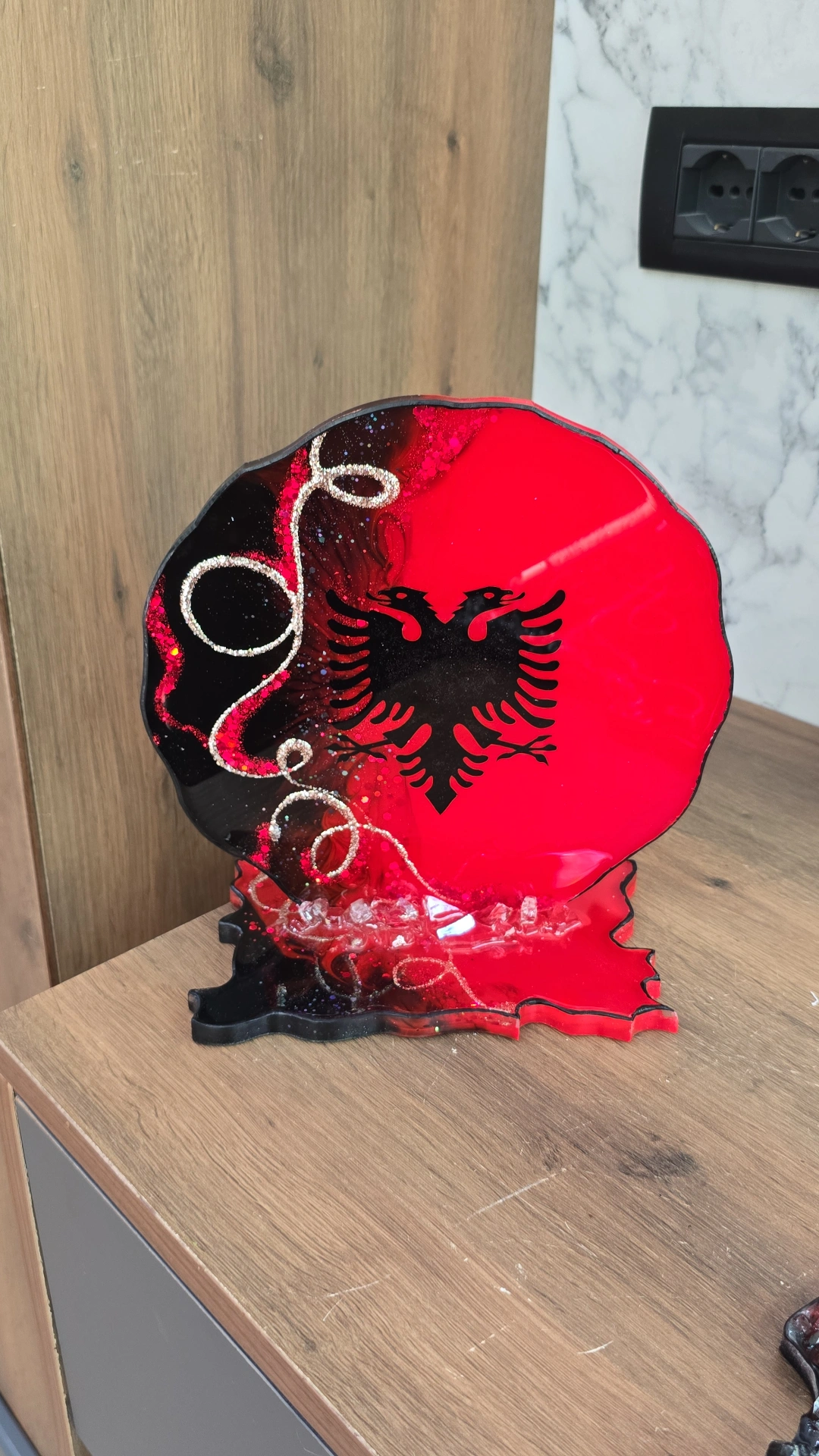 Zbukurime resine — e kuqe, e zezë