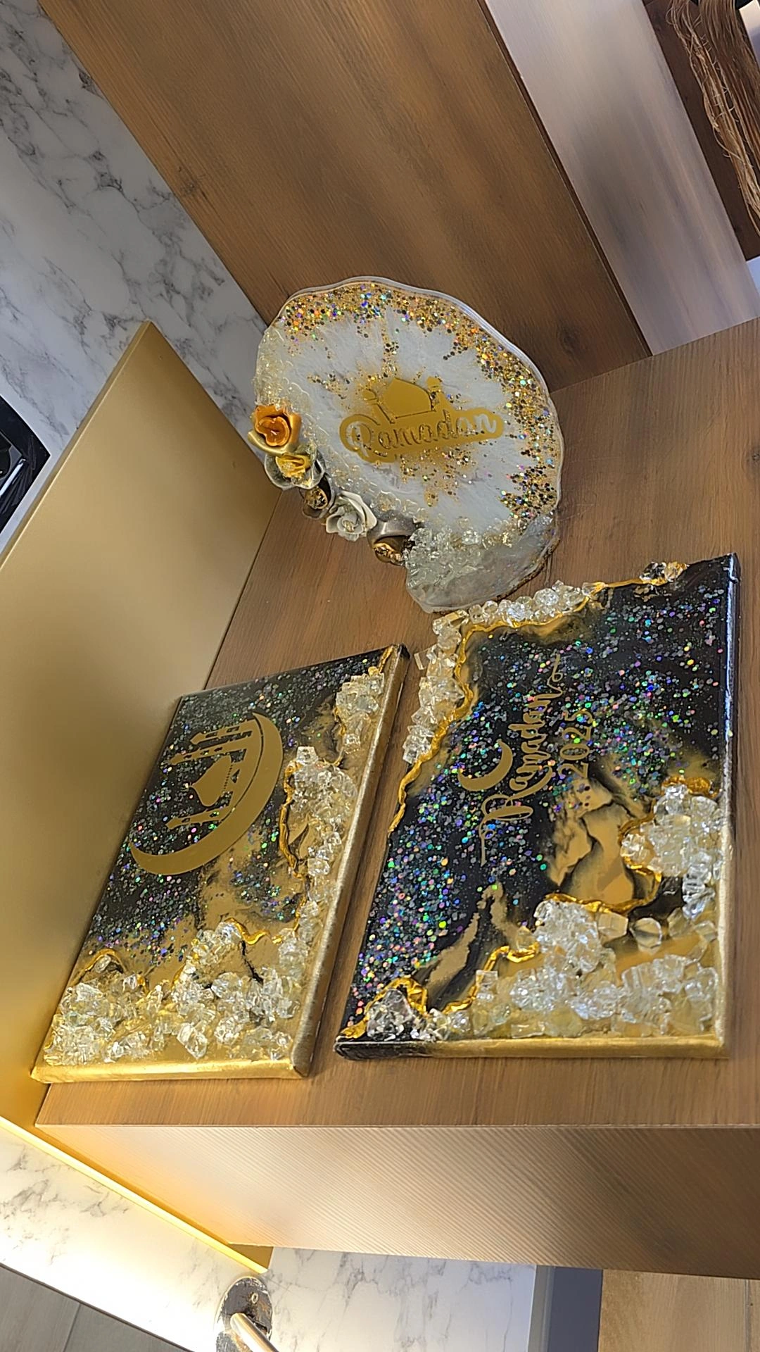 Zbukurime resine — e zezë, gold, e bardhë