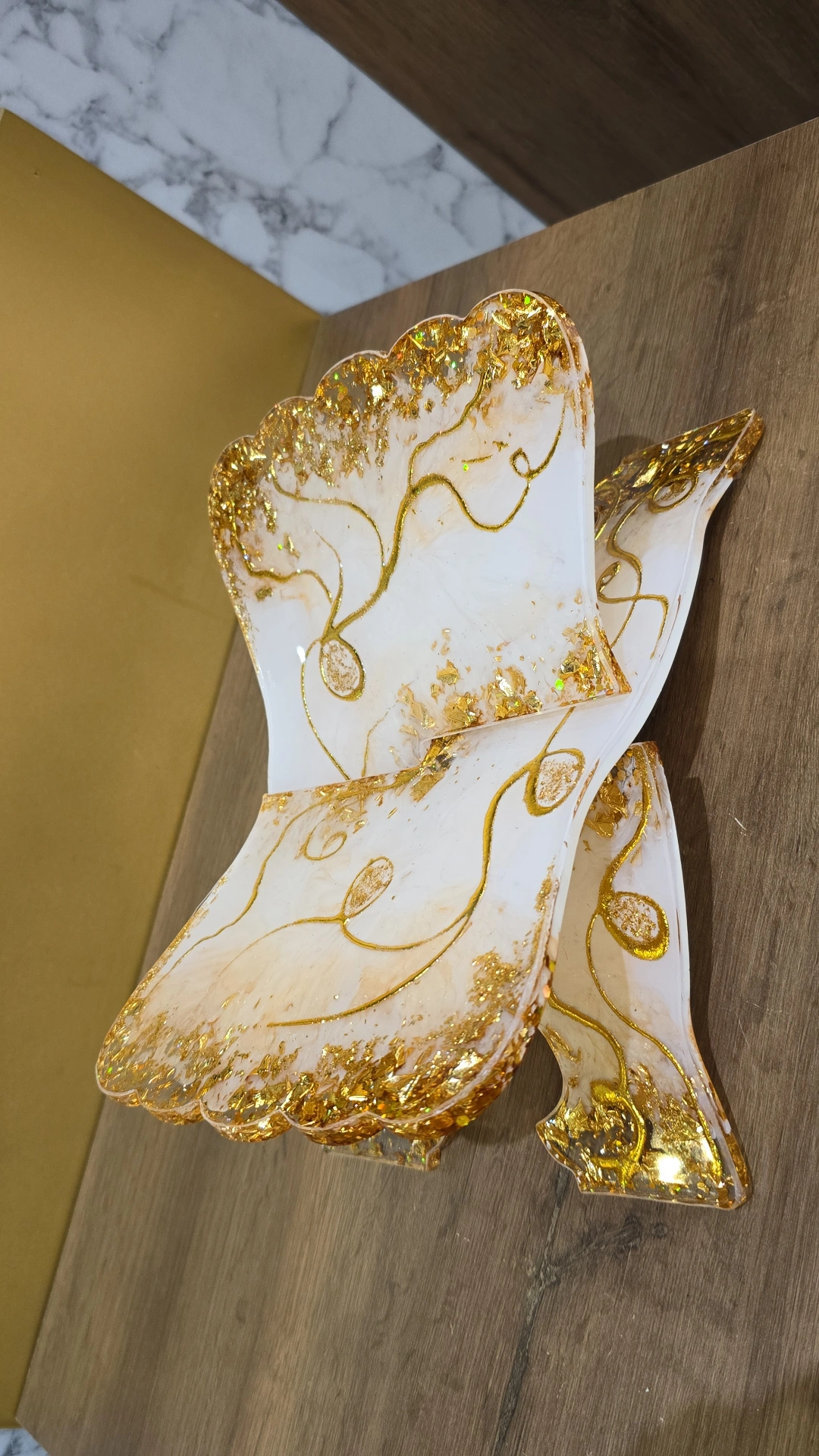 Zbukurime resine — gold, e bardhë