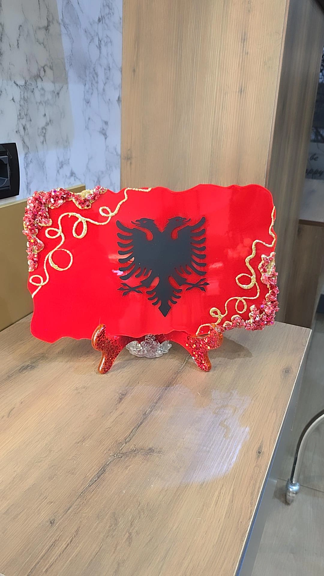 Zbukurime resine — e kuqe, e zezë