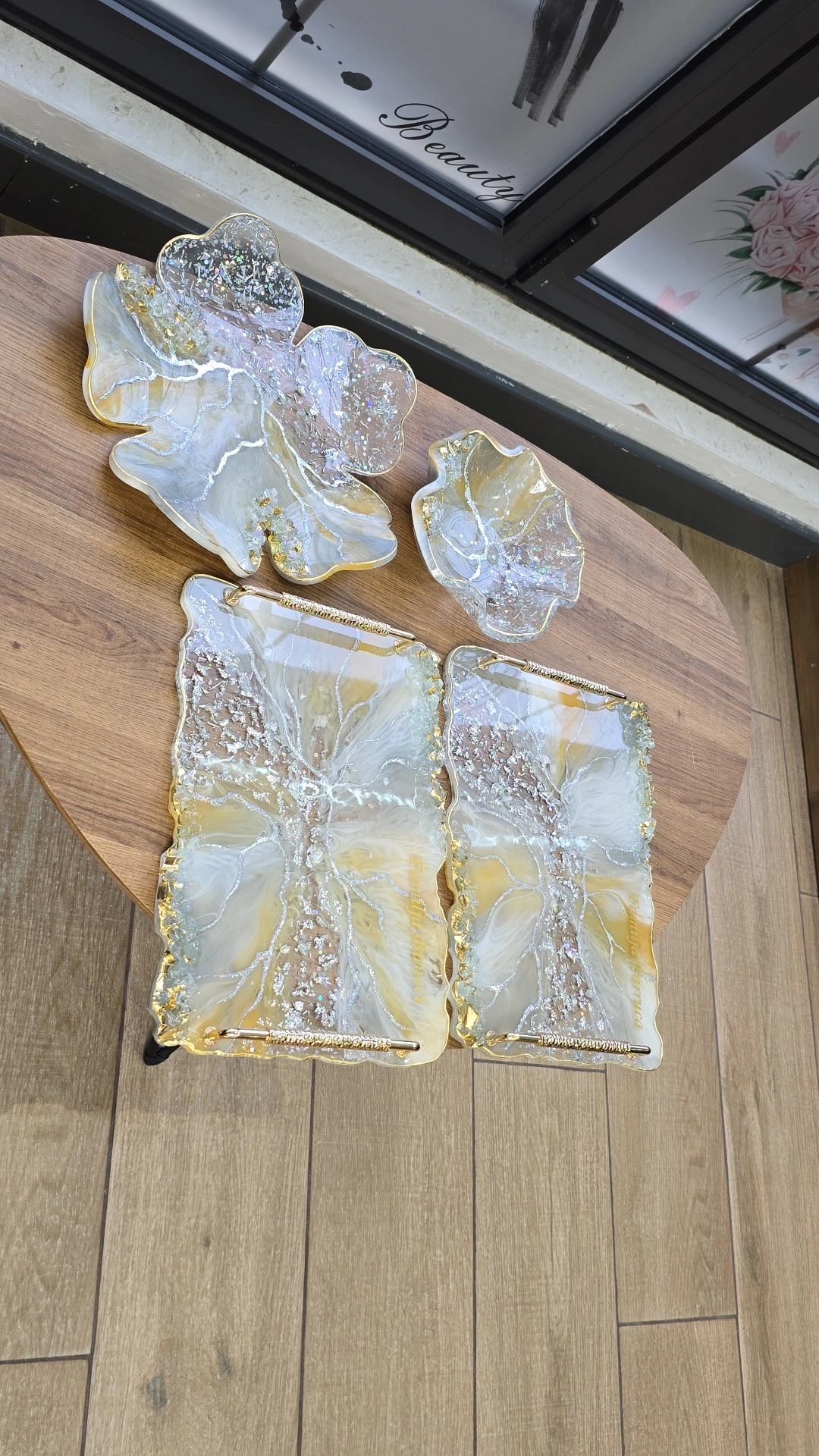 Tabaka resine — gri, e bardhë, gold